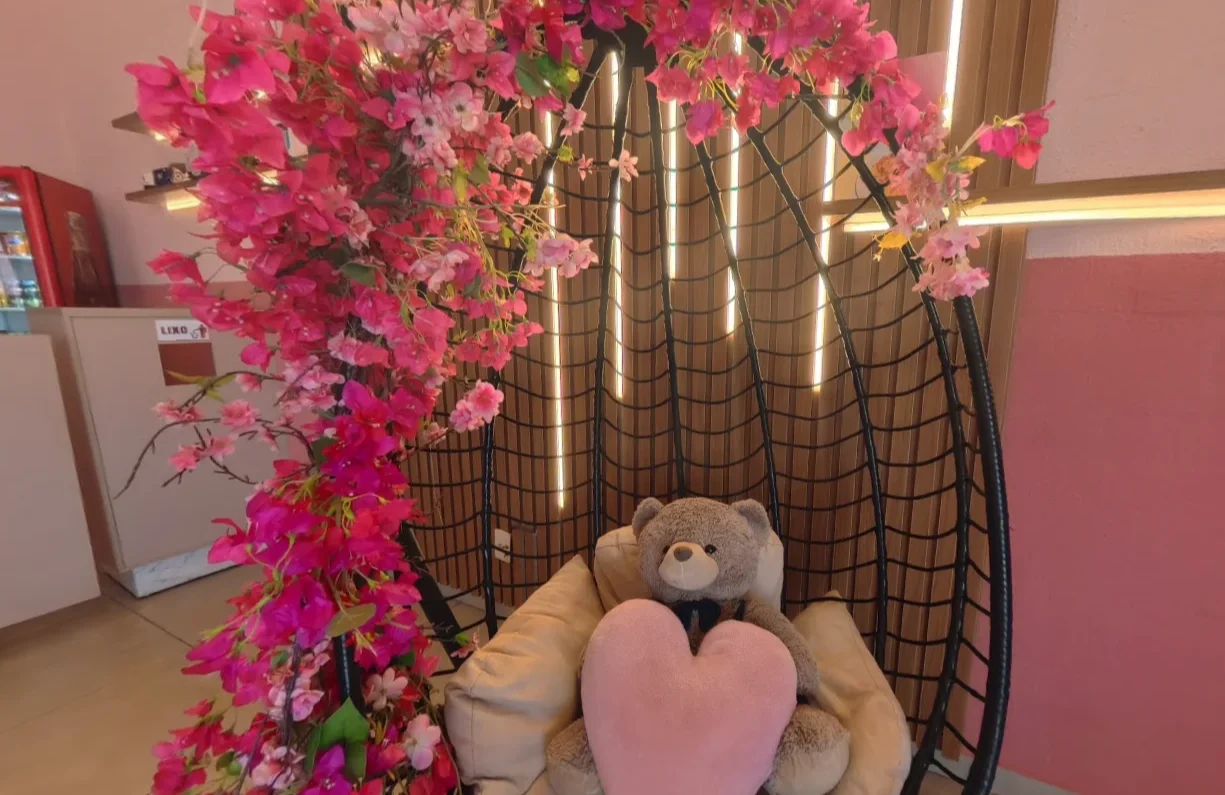 Cantinho decorado com flores e urso na loja Mafê