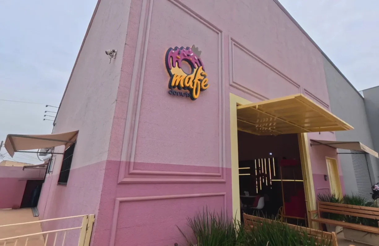 Fachada rosa da Mafê Donuts