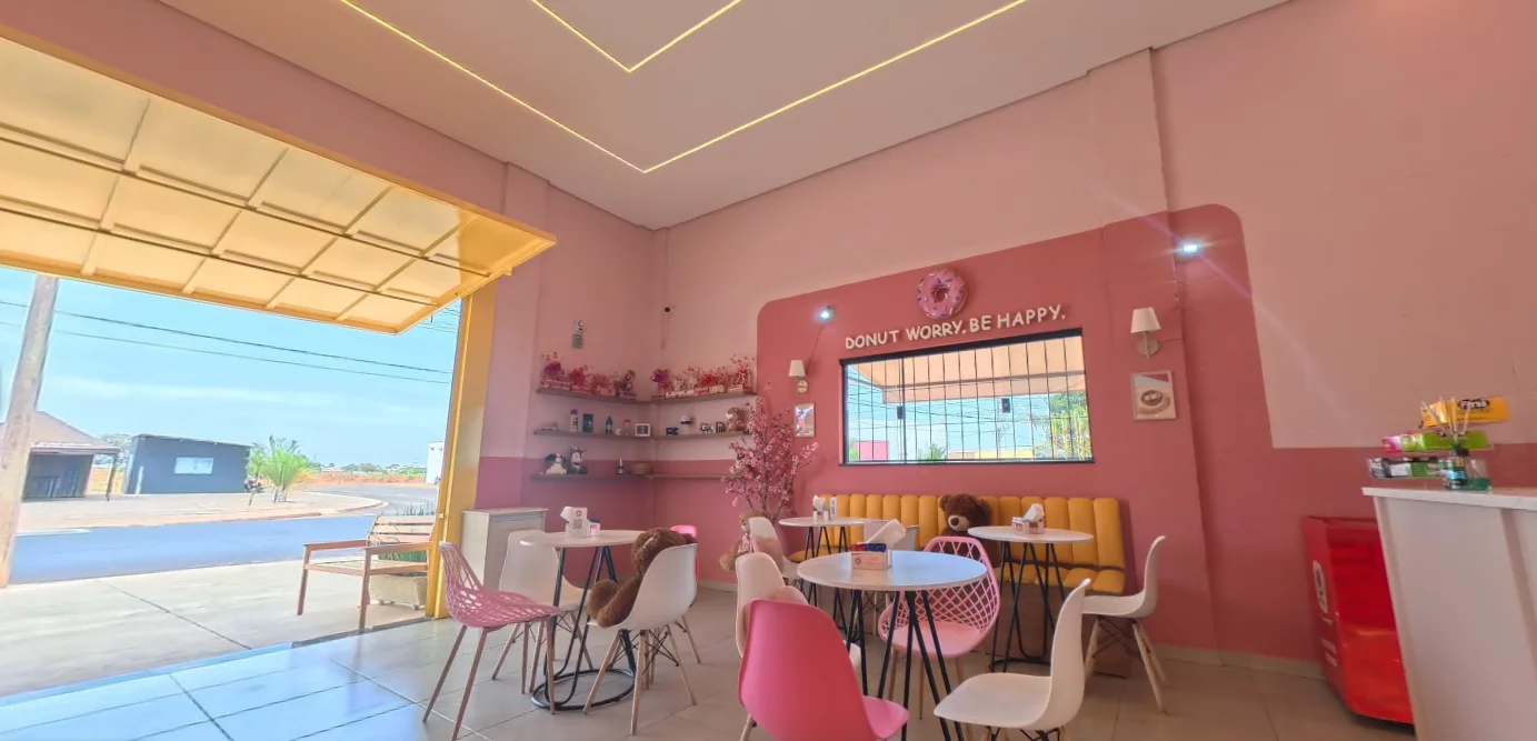 Interior rosa e acolhedor da Mafê Donuts
