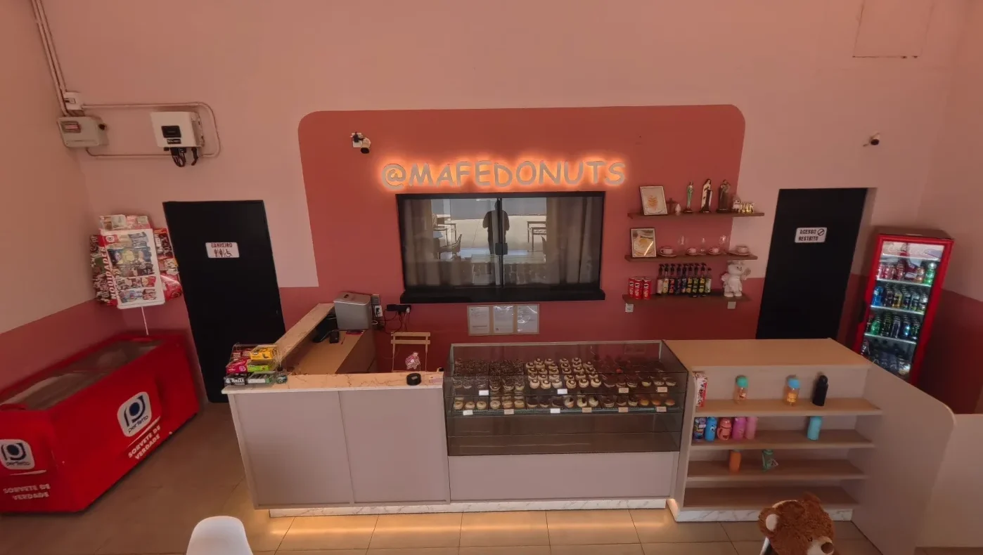 Balcão e vitrine de donuts da Mafê